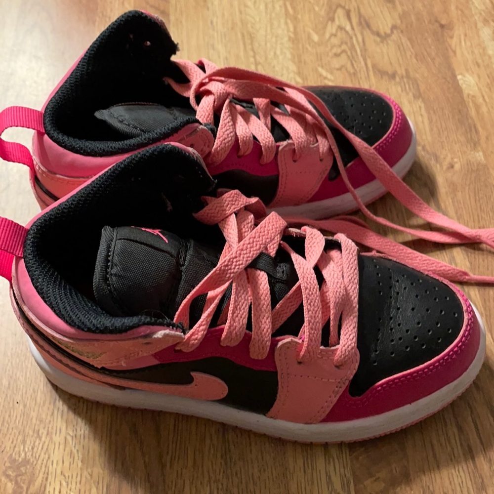 Girls basketball shoes